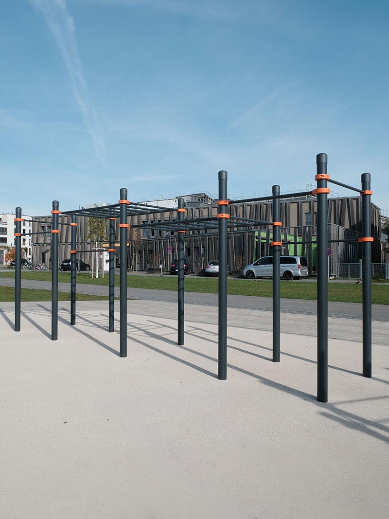 Klassische zweistufige Hangelleiter und sechs Reckstangen Station
