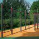 Calisthenics Station mit Bogenhangelleiter, Sprossenwand und Mehrfach-Reckstangen