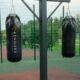 Boxsackstation mit zwei Kenguru Pro Boxsäcken an einem stabilen Metallrahmen, ideal für Outdoor-Fitnessparks und intensives Training.