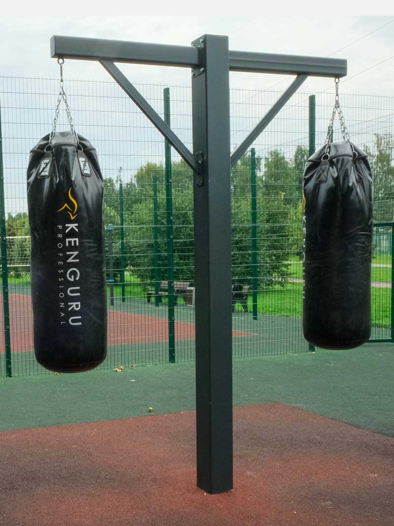 Boxsackstation mit zwei Kenguru Pro Boxsäcken an einem stabilen Metallrahmen, ideal für Outdoor-Fitnessparks und intensives Training.