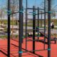 Outdoor Calisthenics Cube mit Sprossenwand und drei Reckstangen auf rotem Gummiboden von KENGURU PRO
