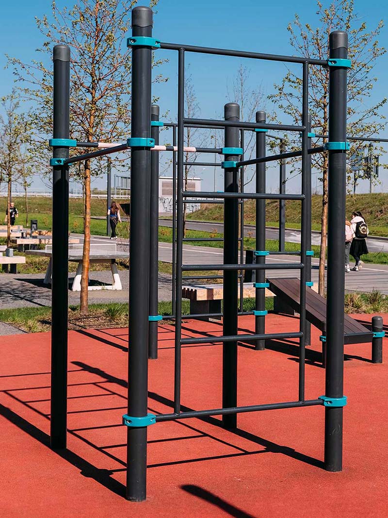 Outdoor Calisthenics Cube mit Sprossenwand und drei Reckstangen auf rotem Gummiboden von KENGURU PRO