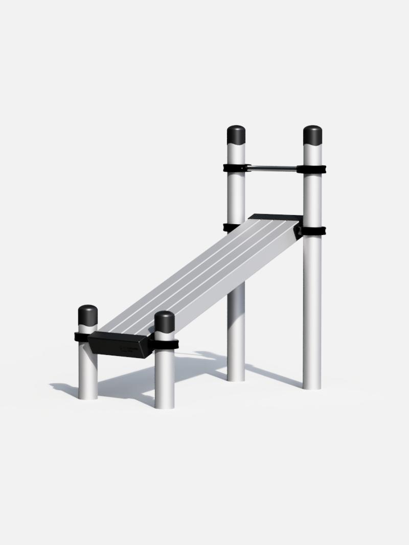 Schrägbank aus robustem und wetterfestem Material, ideal für Sit-ups und Core-Training in Outdoor-Fitnessanlagen.
