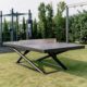 Wetterfeste Tischtennisplatte von Kenguru Pro im Garten mit Calisthenics Anlage und Boxsack im Hintergrund