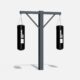 Zweifacher Boxsackständer von Kenguru Pro, stabil und wetterfest, ausgestattet mit zwei Boxsäcken für intensives Outdoor-Training. Ideal für Parks, Sportanlagen und öffentliche Fitnessbereiche, um Schlagkraft und Kondition zu verbessern.