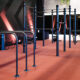 Moderne Indoor Calisthenics Geräte von Kenguru Pro mit schwarzen Metallstangen für funktionelles Training im Fitnessstudio