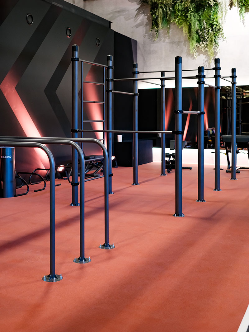 Moderne Indoor Calisthenics Geräte von Kenguru Pro mit schwarzen Metallstangen für funktionelles Training im Fitnessstudio