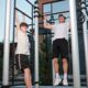 Kind und Erwachsener trainieren gemeinsam an einer Calisthenics Anlage von Kenguru Pro im Freien