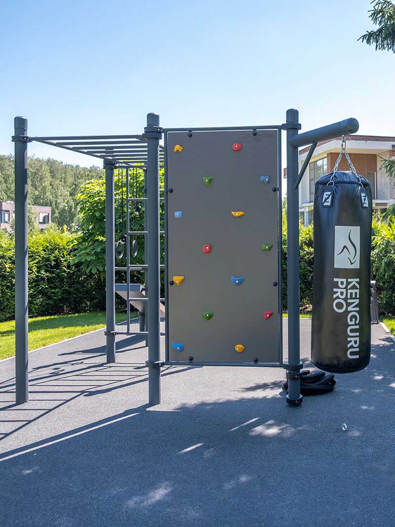 Kompakte Calisthenics Anlage von Kenguru Pro mit Kletterwand, Boxsack und Klimmzugstangen für das Training im eigenen Garten