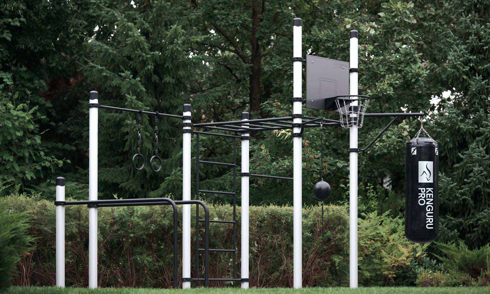 Multifunktionale Calisthenics Anlage von Kenguru Pro im Garten mit Boxsack, Turnringen, Basketballkorb und Klimmzugstangen