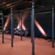 Moderne Indoor Calisthenics Anlage von Kenguru Pro mit mehreren Klimmzugstangen im professionellen Fitnessstudio