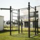 Mobile Calisthenics-Station von Kenguru Pro: Vielseitige Outdoor-Trainingsanlage für funktionelles Kraft- und Ausdauertraining im eigenen Garten oder auf öffentlichen Flächen. Die robuste Stahlkonstruktion mit Klimmzugstangen, Sprossenwand und Erweiterungsmöglichkeiten bietet optimale Bedingungen für ein effektives Workout im Freien.