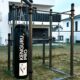 Mobile Calisthenics-Station mit Boxsack von Kenguru Pro: Robuste Outdoor-Trainingsanlage für funktionelles Kraft- und Ausdauertraining. Die kompakte Konstruktion mit Klimmzugstangen und einem hochwertigen Boxsack eignet sich perfekt für den Garten oder öffentliche Sportflächen. Ideal für vielseitige Workouts im Freie
