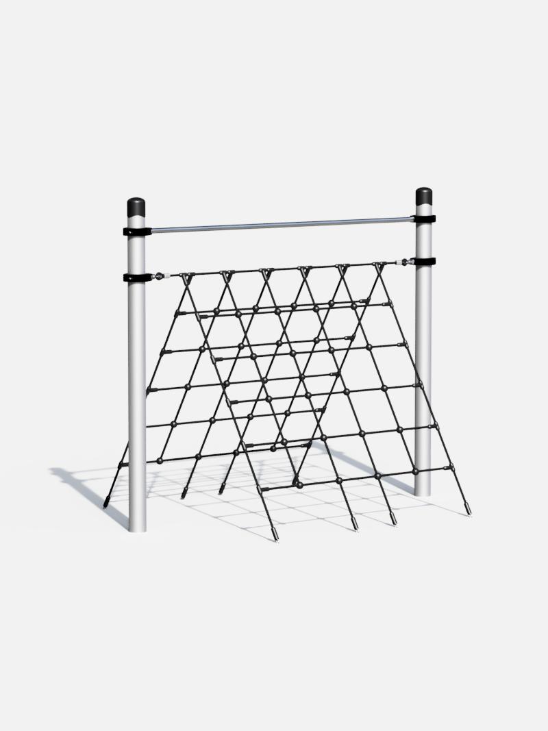 Schräges Kletternetz für Spielplätze mit zwei senkrechten Metallpfosten und einem waagerechten Verbindungsstab. Zwischen den Pfosten ist ein schräg gespanntes Netz aus Seilen mit Knotenpunkten befestigt, das als Kletterelement dient.