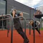 Calisthenics Park mit Sportlern beim Training vor der Volksbank Sporthalle in Deißlingen