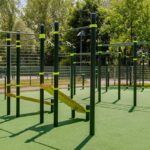 Moderne Calisthenics-Anlage mit grüner Bodenfläche in Königs Wusterhausen