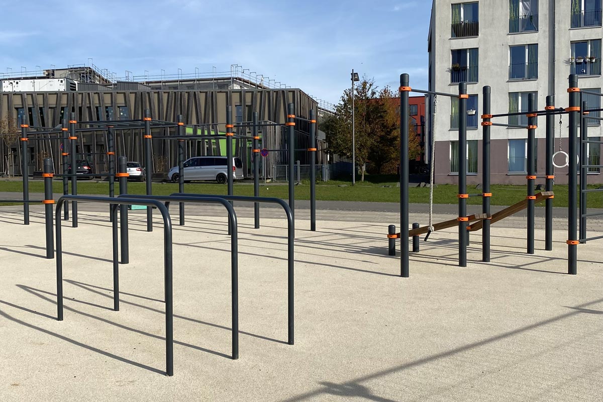 Outdoor Calisthenics Anlage mit Klimmzugstangen, Dip-Barren und weiteren Calisthenics Geräten auf den Unicampus in Frankfurt Riedberg