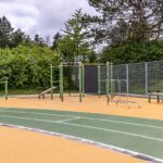Calisthenics Park am Berufsschulzentrum Ravensburg – ausgestattet mit vielfältigen Trainingsgeräten wie Klimmzugstangen, Turnringen, Schrägbank, Sprossenwand, Hürden und Dip-Barren. Die Anlage steht auf einem gelenkschonenden Gummiboden direkt an einer Laufbahn und ist ideal für funktionelles Outdoor-Training im schulischen und öffentlichen Bereich. Umgeben von viel Grün bietet der Park optimale Bedingungen für Kraft- und Koordinationstraining im Freien.