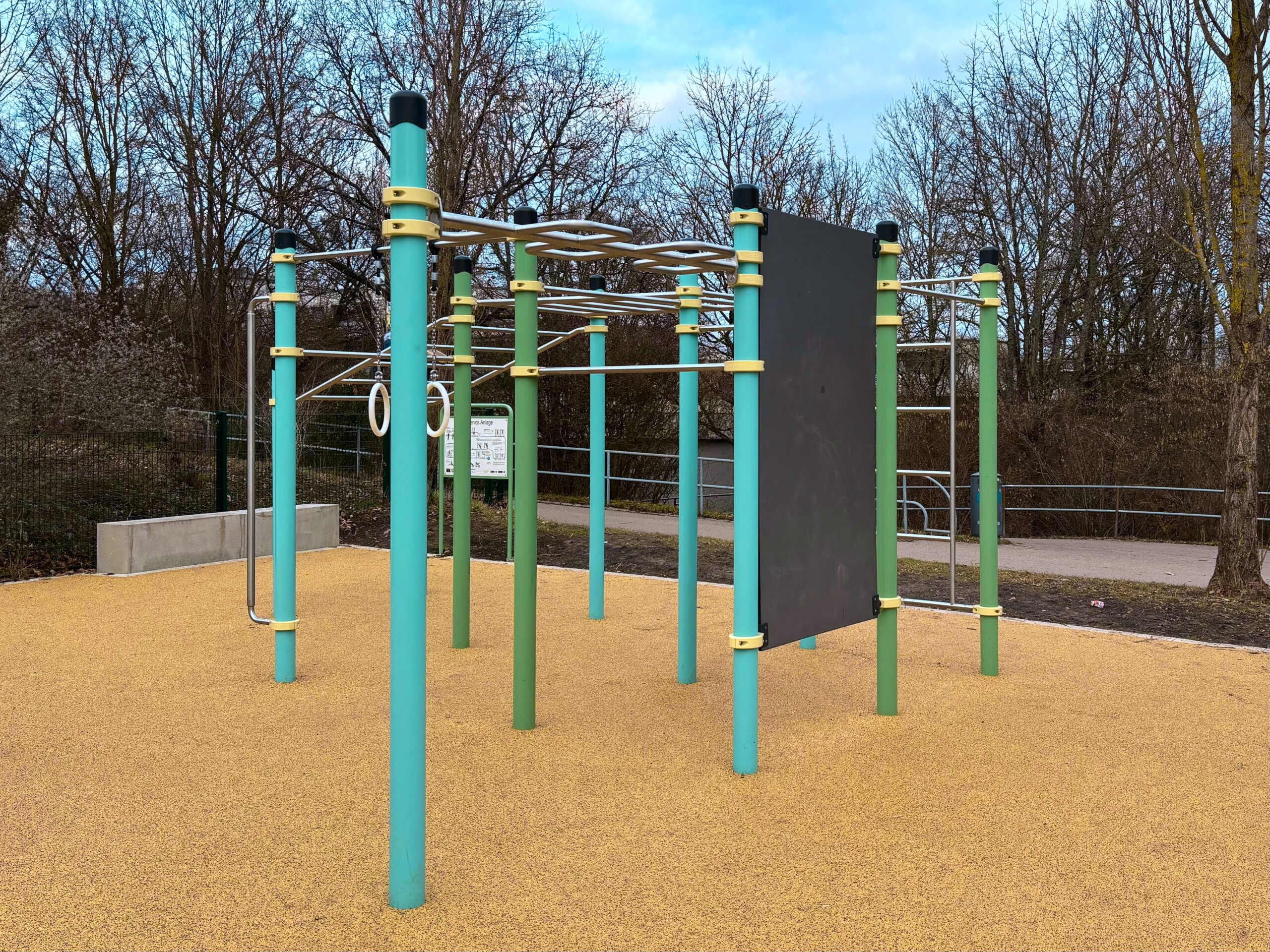 Calisthenics Park Stuttgart Feuerbach mit Monkey Bars, Turnringen und Trainingswand auf modernem Outdoor-Fitnessplatz im Stadtpark.