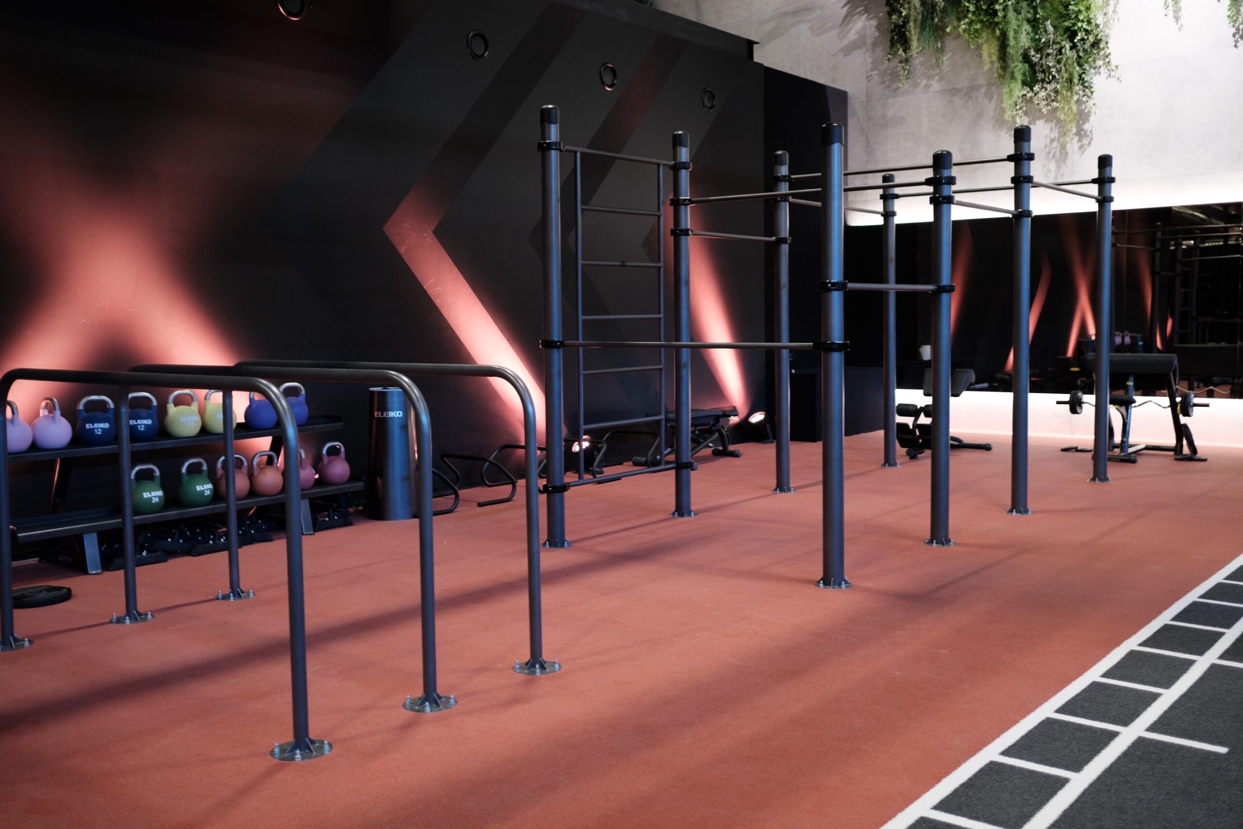 KENGURU PRO Calisthenics- und Functional-Trainingsbereich in einem Fitnessstudio — Klimmzug- und Barrenstationen aus Stahl mit Kettlebells und Sprinttrack