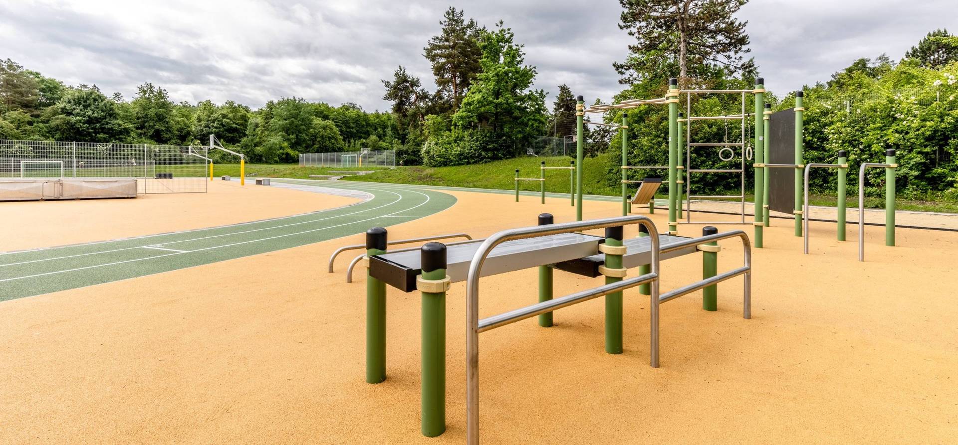 Calisthenics Anlage von KENGURU PRO am Sportplatz des Berufsschulzentrums Ravensburg mit Laufbahn