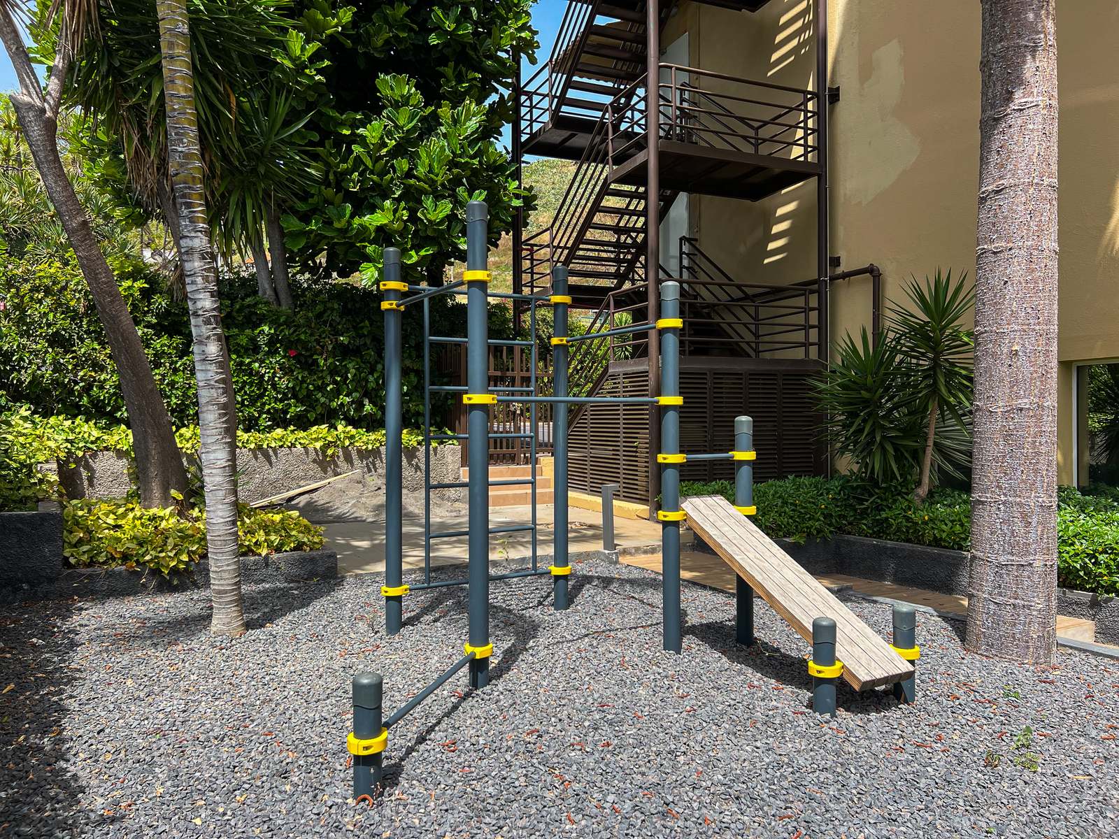 Kompakte Calisthenics Station von KENGURU PRO mit Sprossenwand, Reckstange und Schrägbank im Garten einer Hotelanlage auf Madeira