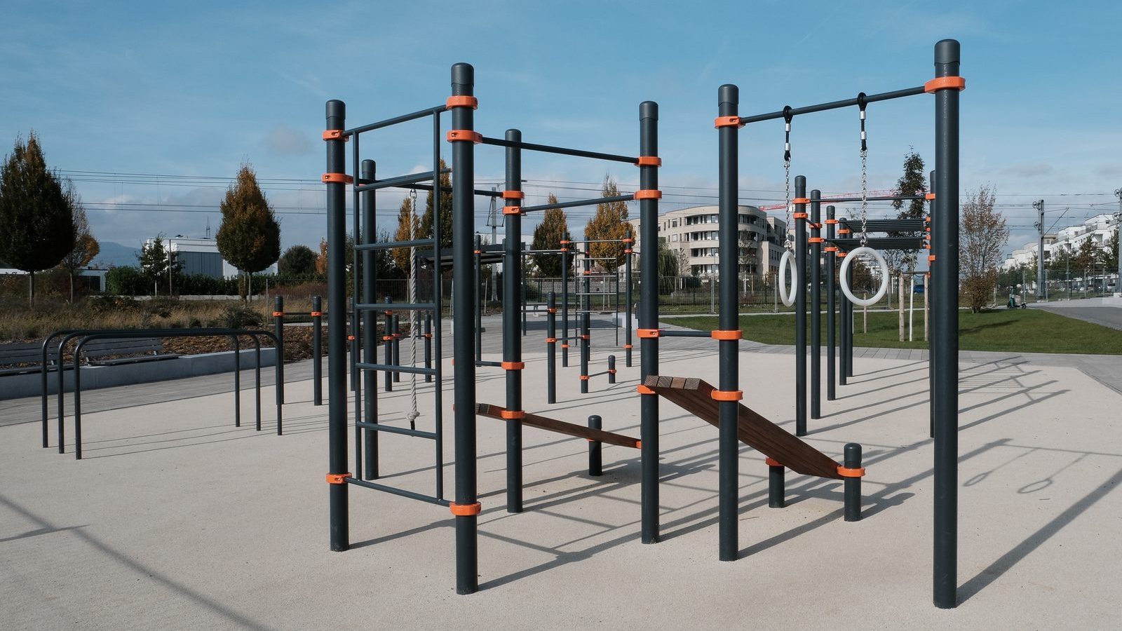 Calisthenics Geräte von KENGURU PRO in Frankfurt: Reckstangen, Turnringe, Sprossenwand, Schrägbank und Barren auf hellem Belag