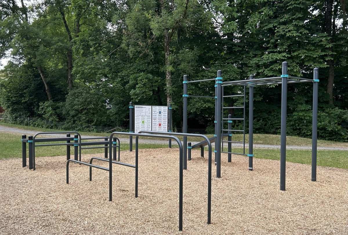 Calisthenics Park Baienfurt an der Neuen Sporthalle mit Stufenbarren, Hangelleiter, Sprossenwand und Reckstangen
