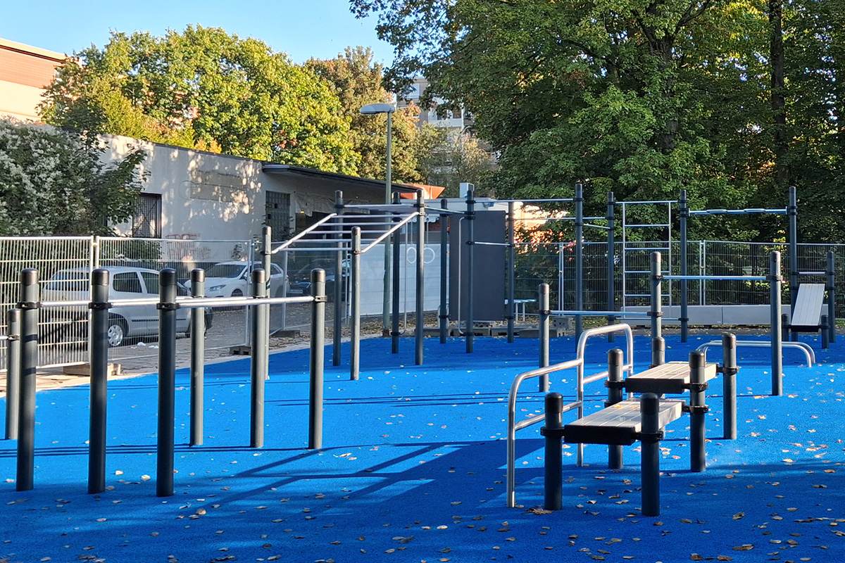 Calisthenics Park Essen-Bergmannsfeld mit Doppelbarren, Jump Box und blauem Fallschutzbelag