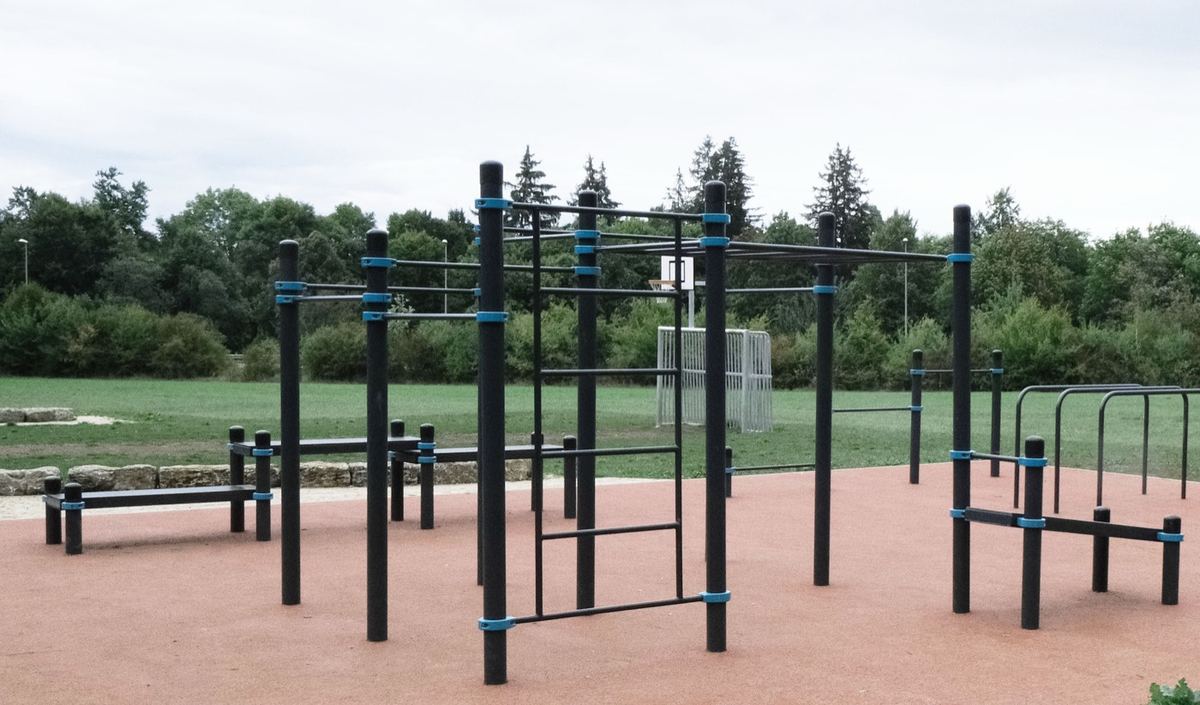 Calisthenics Park Heidenheim am Zanger Berg mit Reckstangen, Sprossenwand und Hangelleiter
