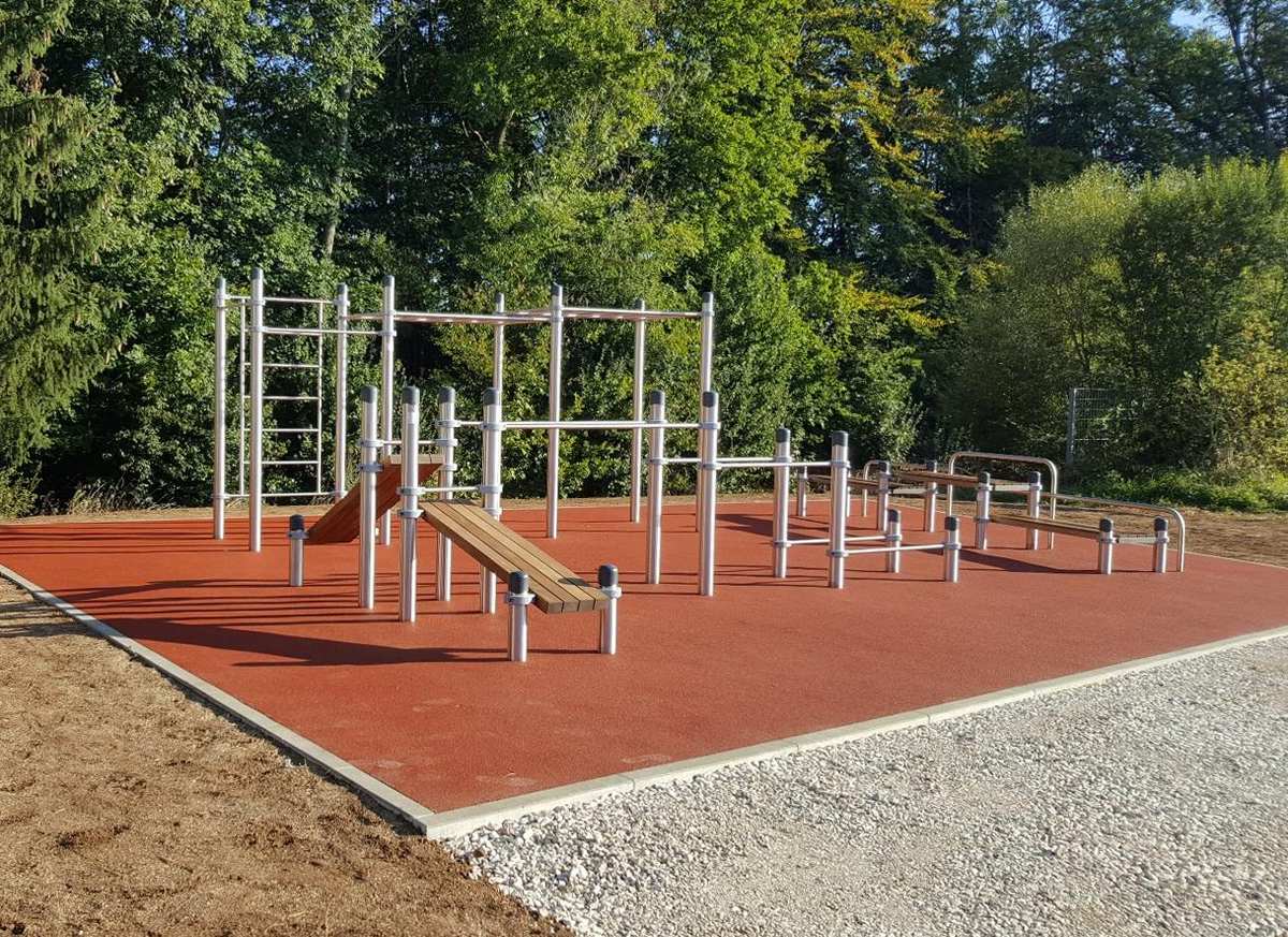 Calisthenics Park Schwäbisch Gmünd im Stadtteil Hardt: Edelstahl-Anlage auf rotem Fallschutzbelag