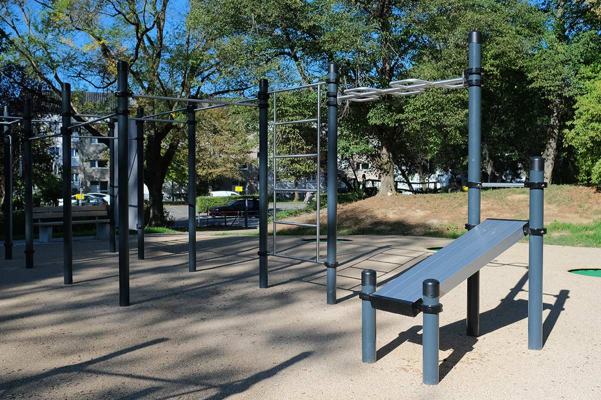 Calisthenics Park Stuttgart-Fasanenhof mit Klimmzugstangen, Sprossenwand, Hangelleiter und Schrägbank