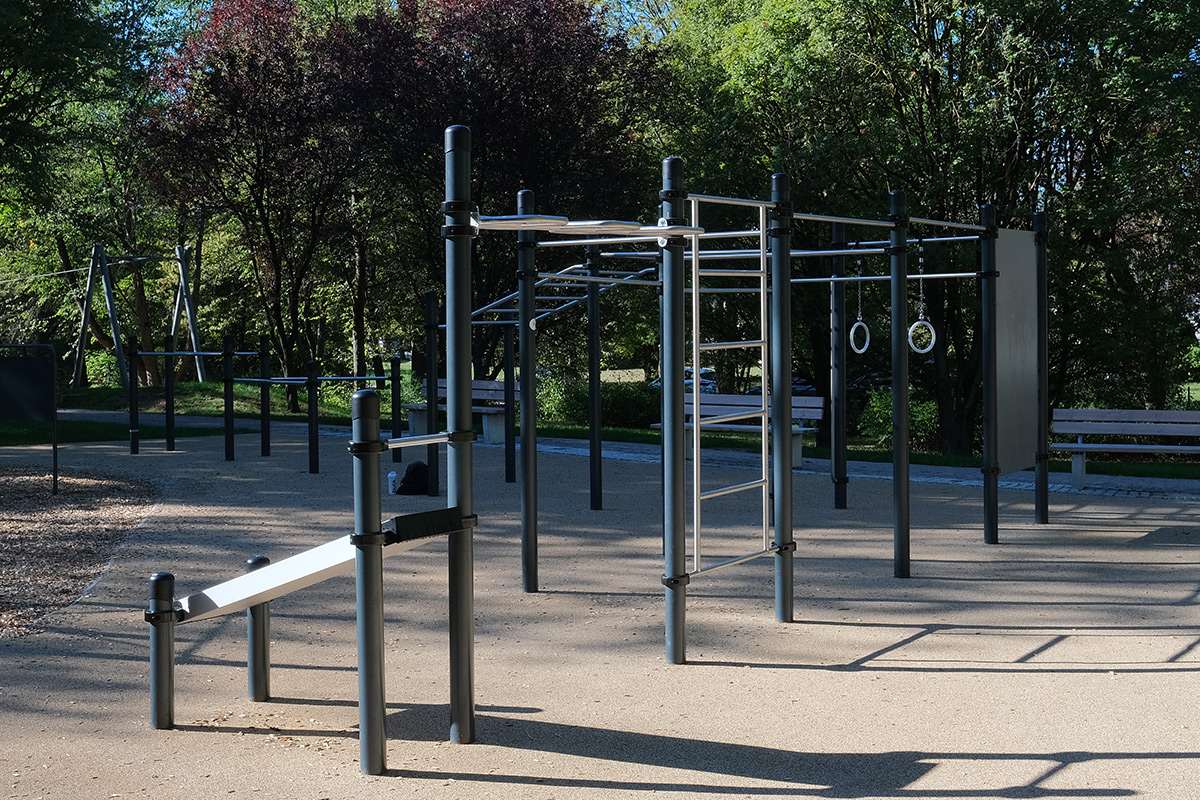 Calisthenics Park Stuttgart-Fasanenhof mit Turnringen, Sprossenwand, Klimmzugstangen und Schrägbank