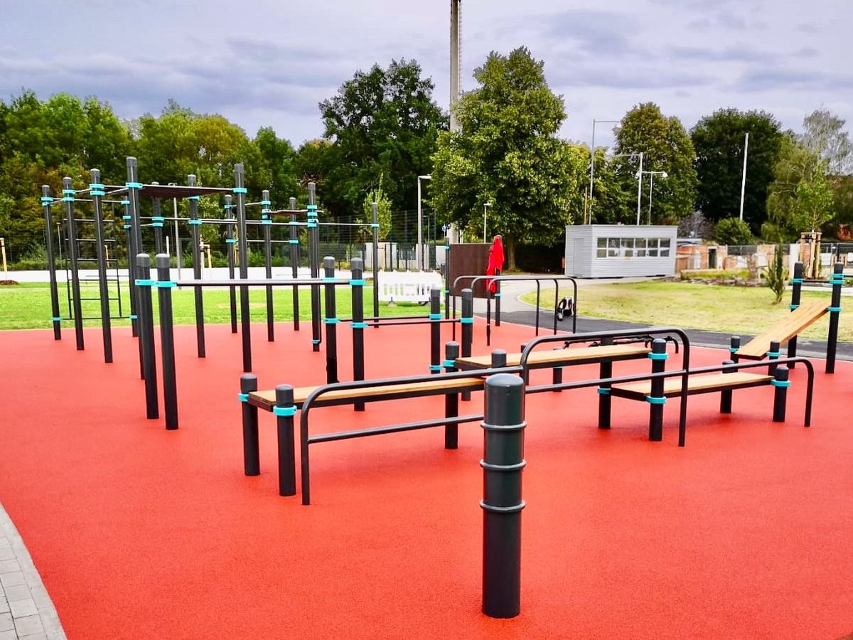 Calisthenics Park Wolfenbüttel im Sportpark Meesche auf rotem Fallschutzbelag
